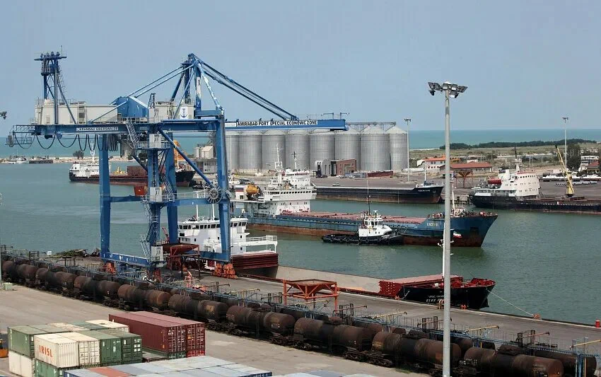 Сухогруз в порту Амирабад