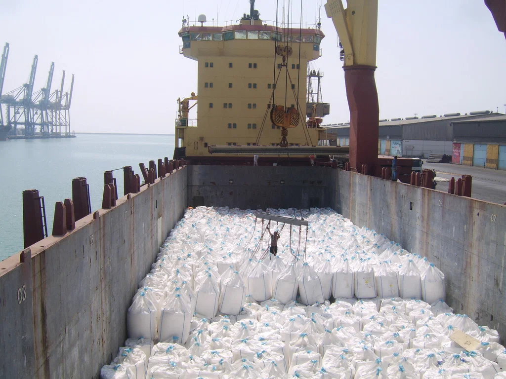 Сухогруз с цементом в порту Астрахани