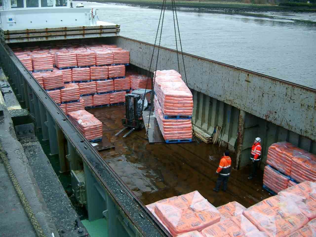 Сухогруз с цементом в порту Астрахани