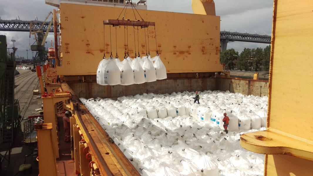 Сухогруз с цементом в порту Астрахани