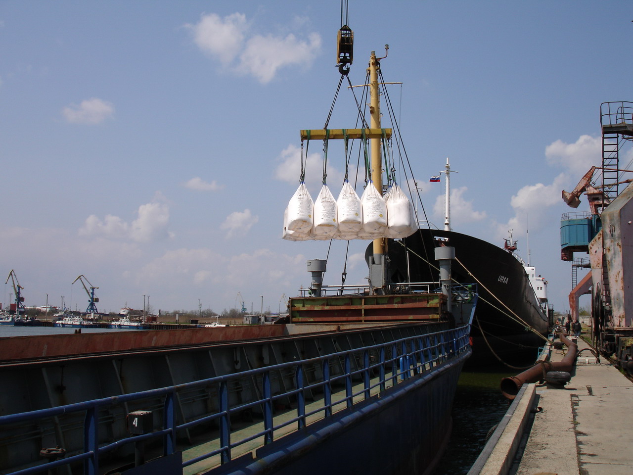 Сухогруз с цементом в порту Астрахани