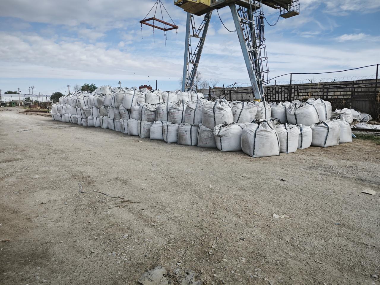 Цемент в белых мешках в порту