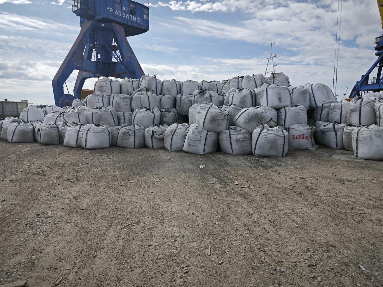 Цемент в белых мешках в порту