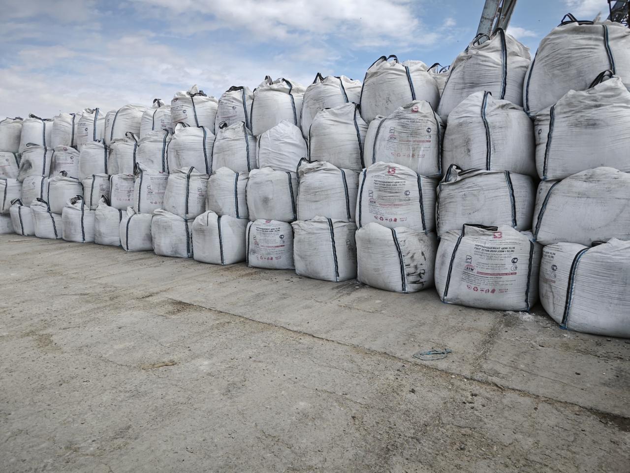 Цемент в белых мешках в порту